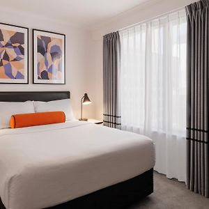 Deluxe One-Bedroom Apartment